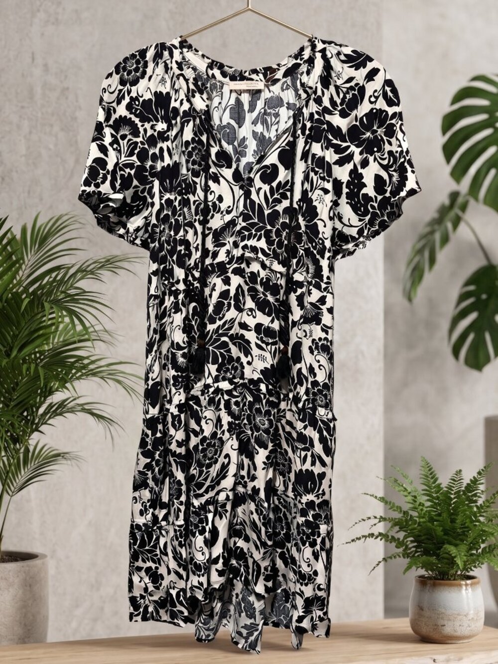 LOVESTITCH Black White Floral Flutter Sleeve Tiered Midi Dress Small